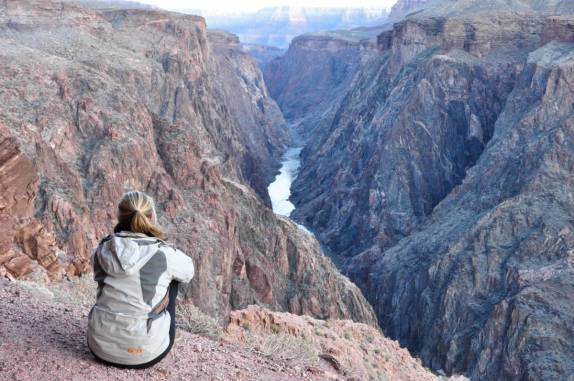 Magnífica vista do rio Colorado, no alto da trilha Clear creek, no fundo do Grand Canyon, no Arizona, nos Estados Unidos